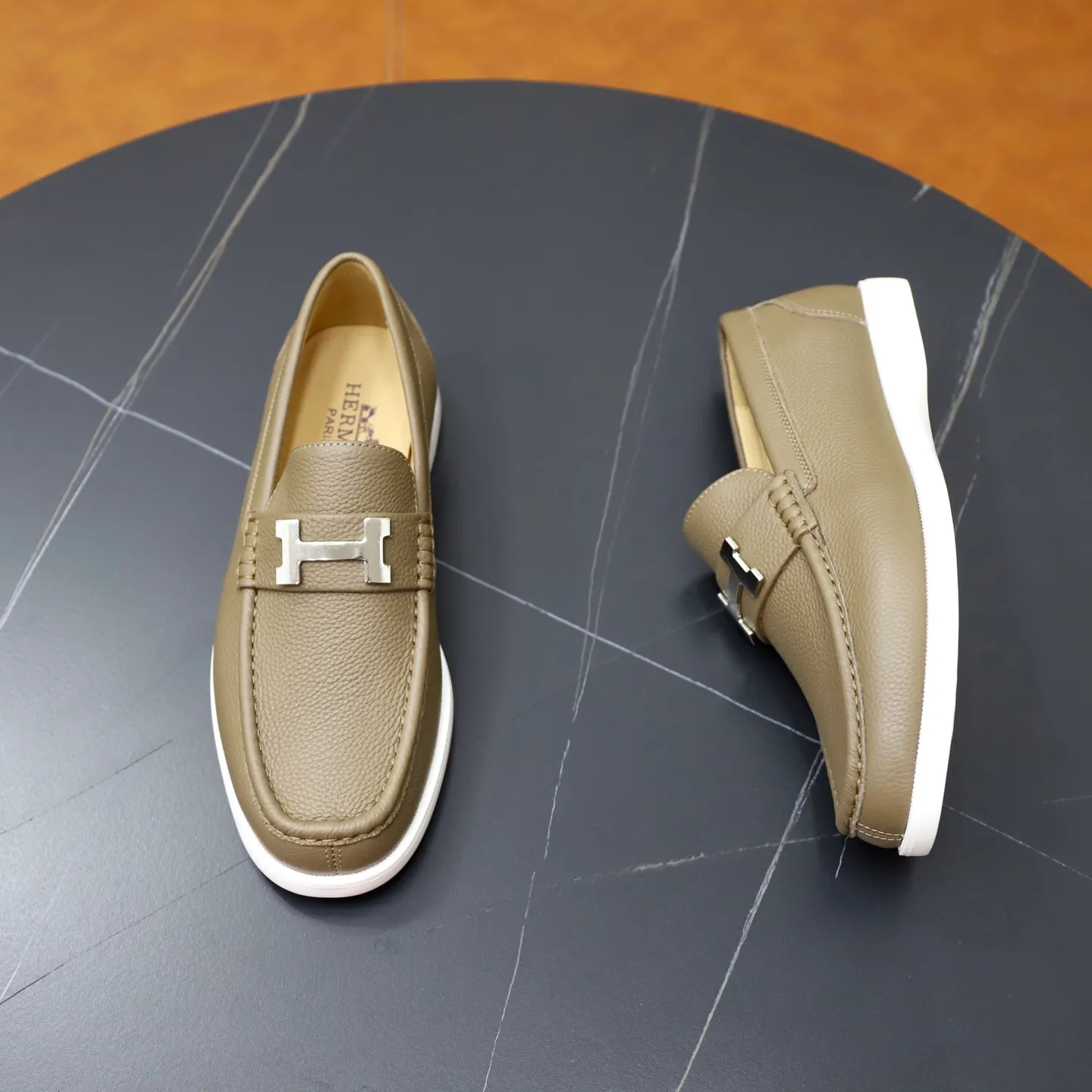 Ex-factory price: 560💰Hermès/Hermès slip-on men's shoes. This shoe is made of imported pebbled cowhide. It has simple and smooth lines and is combined with aerodynamically designed 3CM rubber foam ultra-light soles! Youthful and fashionable, classic H-shaped hardware buckle decoration, calf lining gently wraps the feet, with logo cowhide feet, casual and urban style, highlighting youthful vitality, sports and leisure version, super versatile, code number: 38-39-40-41-42-43-44 standard leather shoe size (45 can be customized but does not support returns)